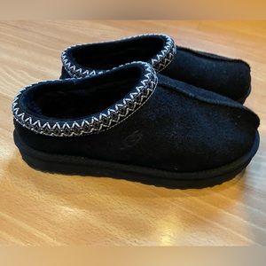 UGG TASMAN SLIPPER. Size 10, Black, Women’s shoe. Like new condition.
